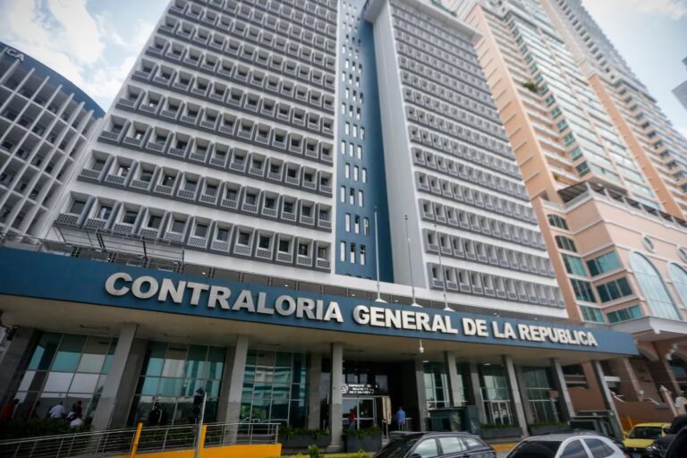 Teachers protesting Social Security reforms in Panama face salary suspension